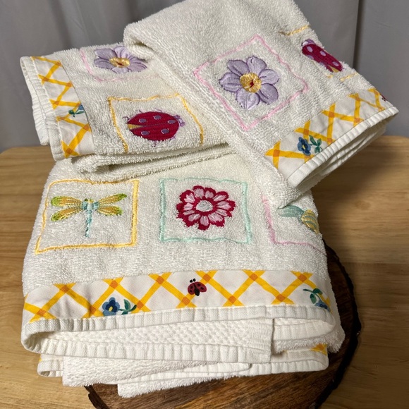 White Decor Bath Towel Set of 4 - Picture 3 of 7